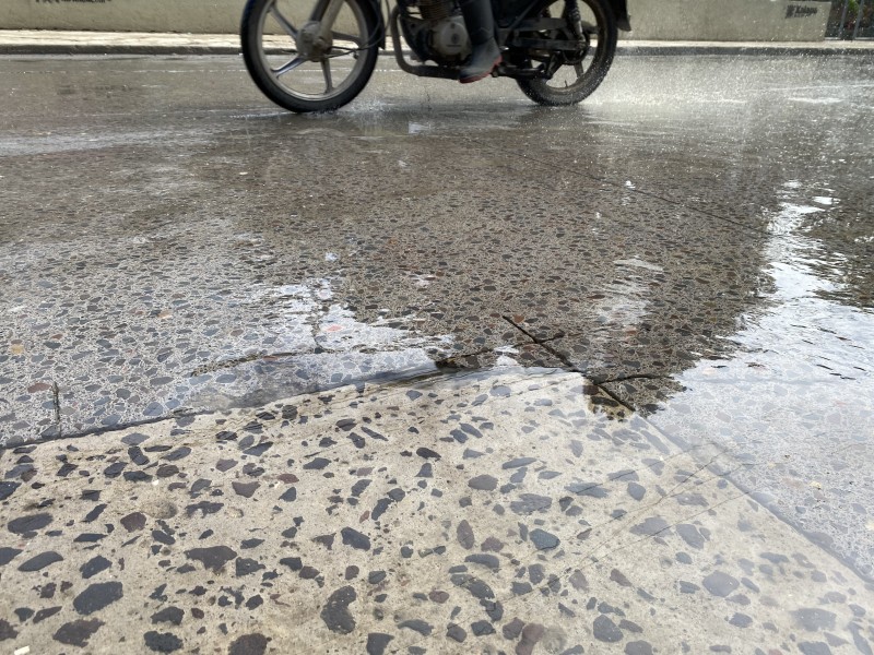 Sin atender, fuga de agua en la Ébano, en Xalapa