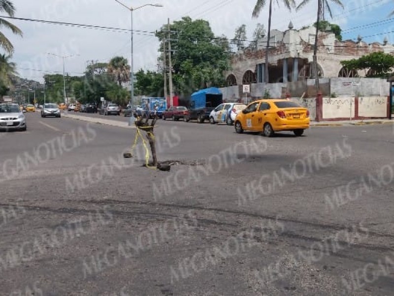 Sin atender socavón en calles principales de Salina Cruz