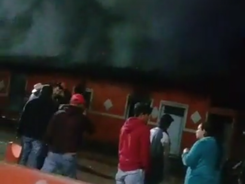 Sin ayuda ciudadanos apagan incendio ocasionado por enfrentamiento de cárteles