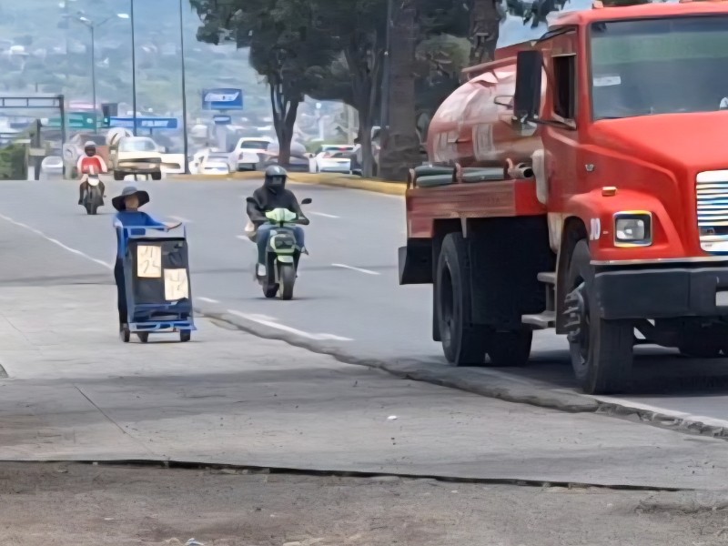 Sin banquetas, peatones arriesgan la vida en libramiento de Morelia