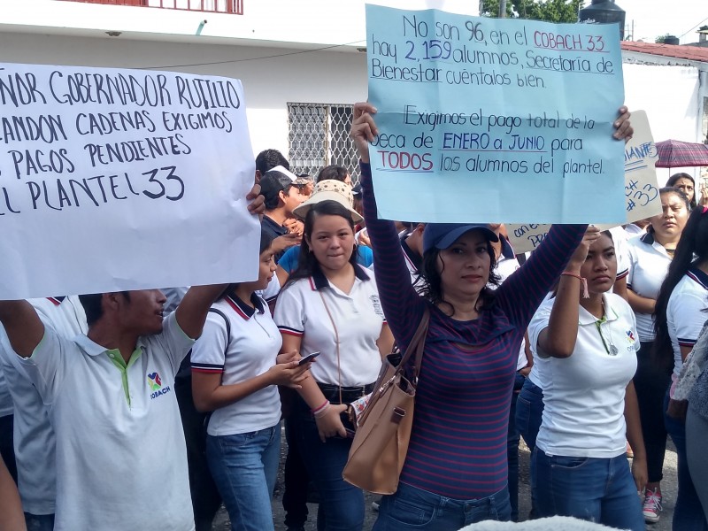 Estudiantes toman Secretaría de Bienestar en Chiapas