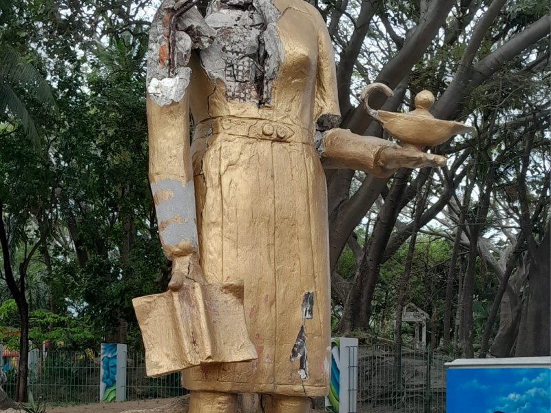 Sin cabeza estatua de enfermeras en Veracruz