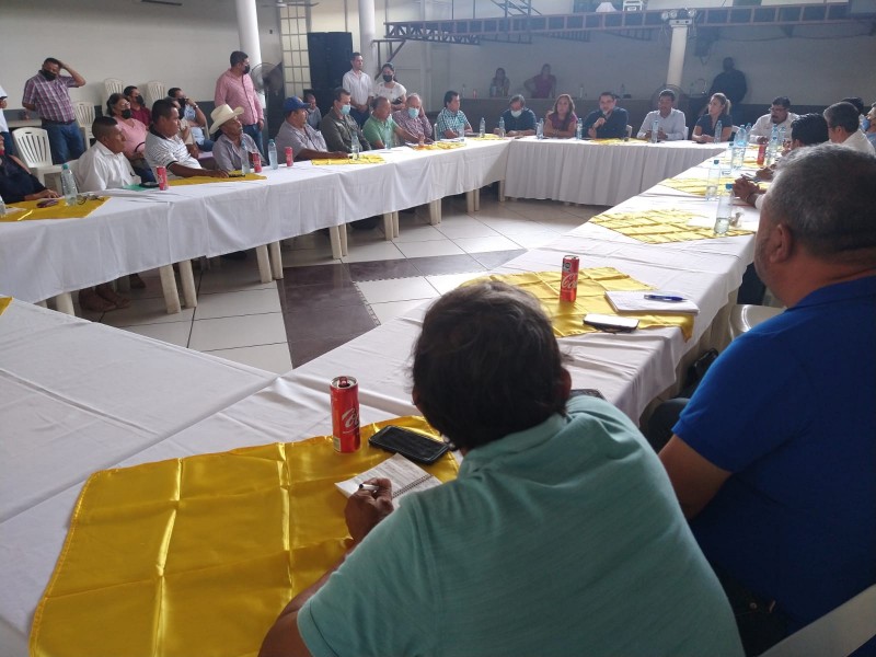 Sin CFE, secretarios estatales sostiene reunión con pobladores de Petacalco