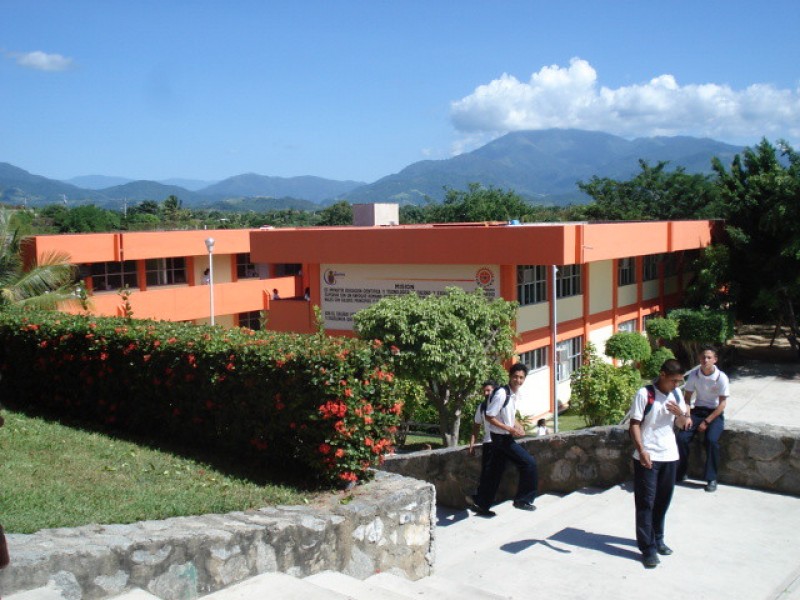 Sin definición de horas, maestros en CECYTEG-Petatlán están sin laborar