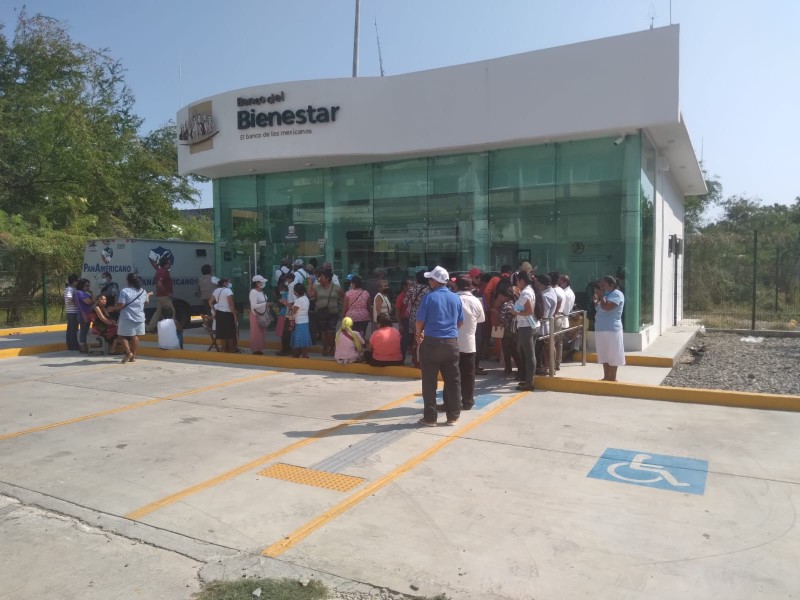 Sin dinero Banco de Bienestar, espera se prolonga por horas