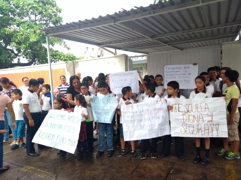 Sin entregar obra en primaria de Casas Tamsa