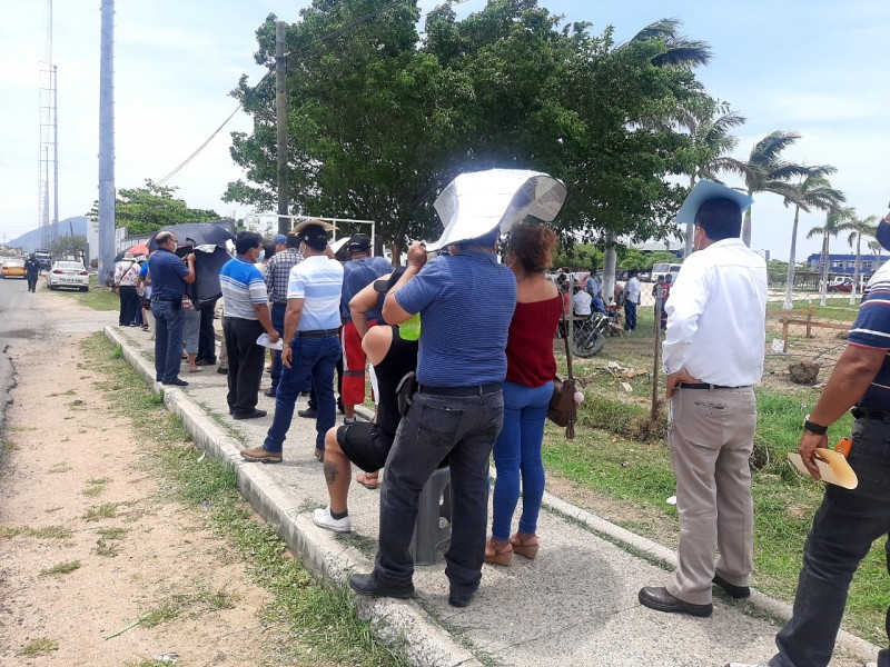 Sin espacios adecuados de espera, avanza vacunación en Salina Cruz