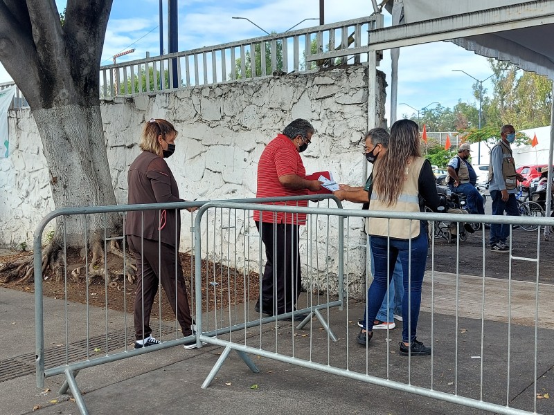 Sin filas avanza vacunación en el CUCEI