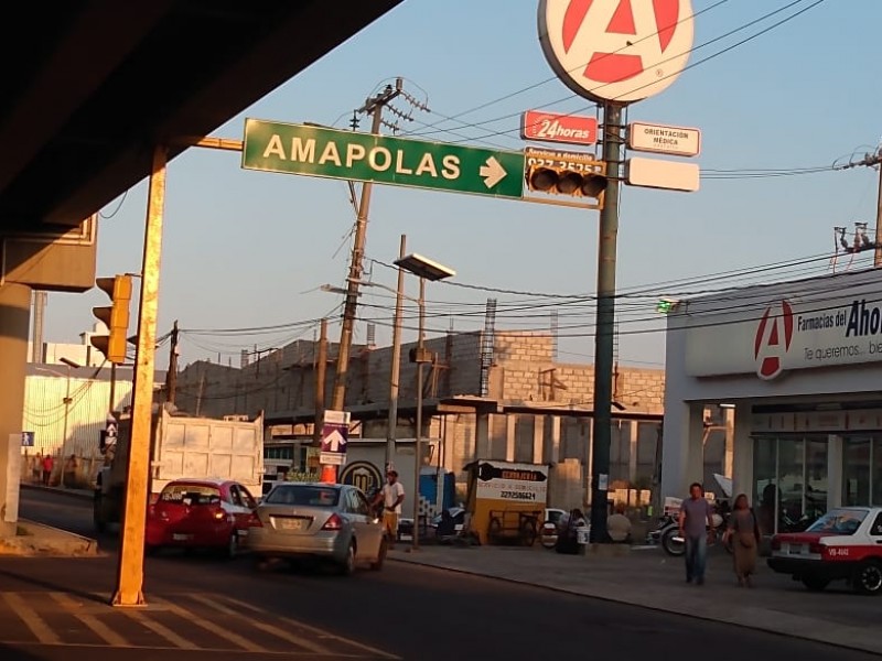 Sin funcionar semáforos de distribuidor amapolas en Veracruz