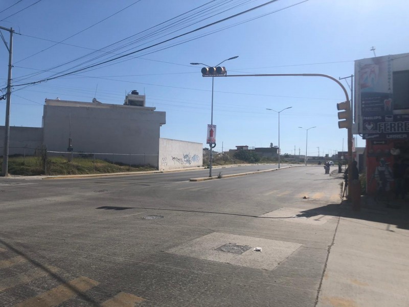 Sin funcionar semáforos y luminarias en Boulevard Carmelitas