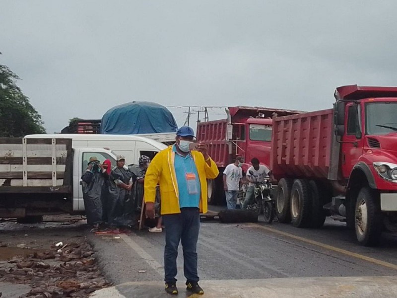 Sin importar la lluvia, Cumple 24 horas bloqueo en Papanoa