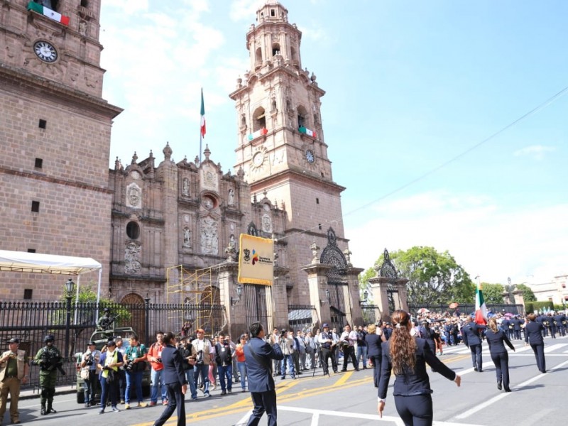 Sin incidentes concluye desfile en Morelia