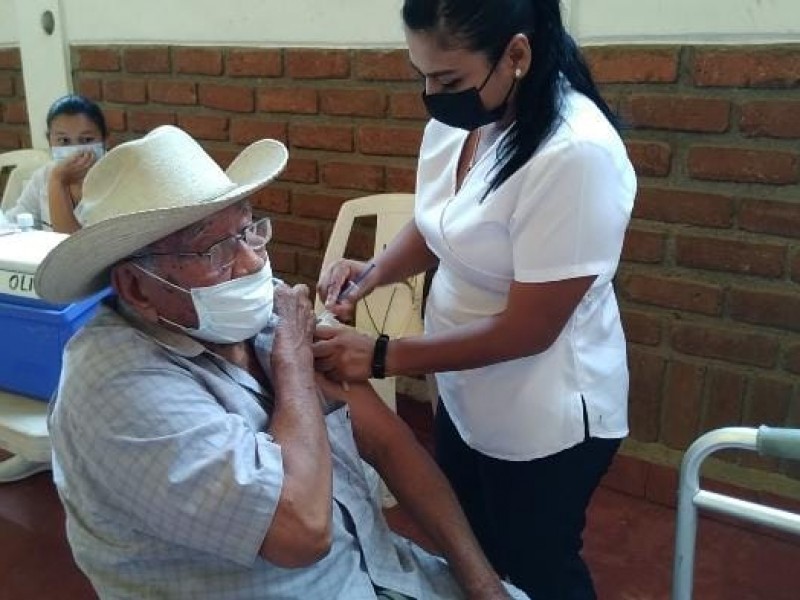 Sin incidentes transcurre vacunación refuerzo de adultos mayores de Petatlán