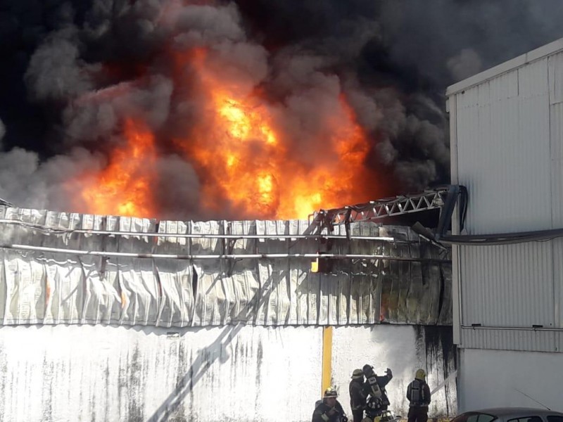 Sin información preliminar tras 2 horas de incendio