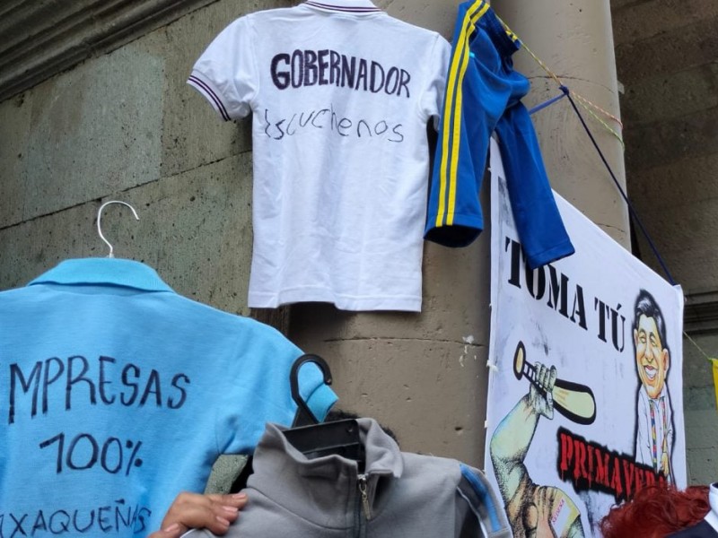 Sin información reclaman proveedores de uniformes de Oaxaca