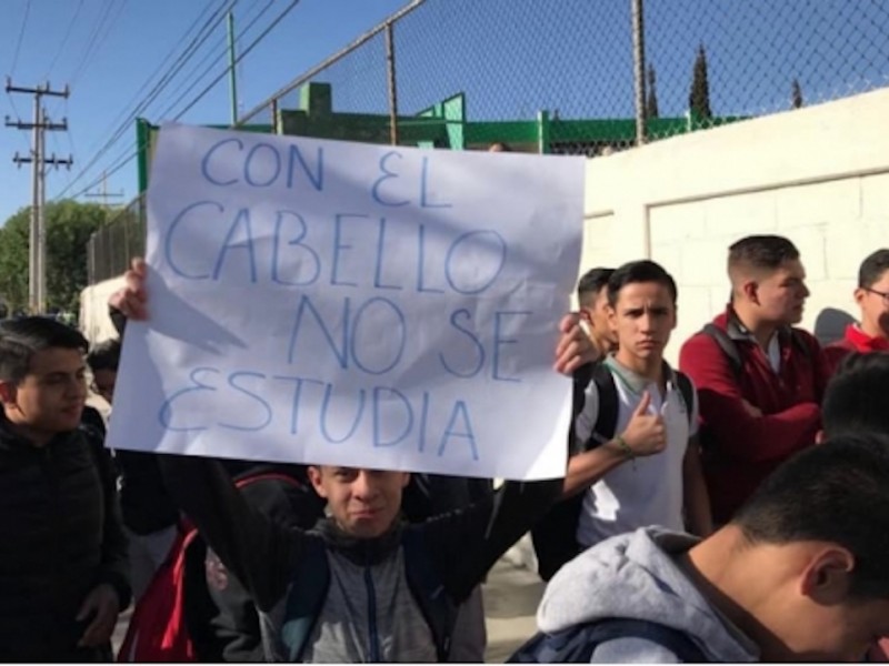 Sin instrucciones sobre cabello largo o teñido en escuelas