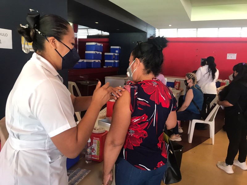 Sin largas filas avanza refuerzo de vacunación de maestros