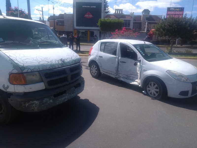 Sin lesionados aparatoso accidente en Adolfo López Mateos