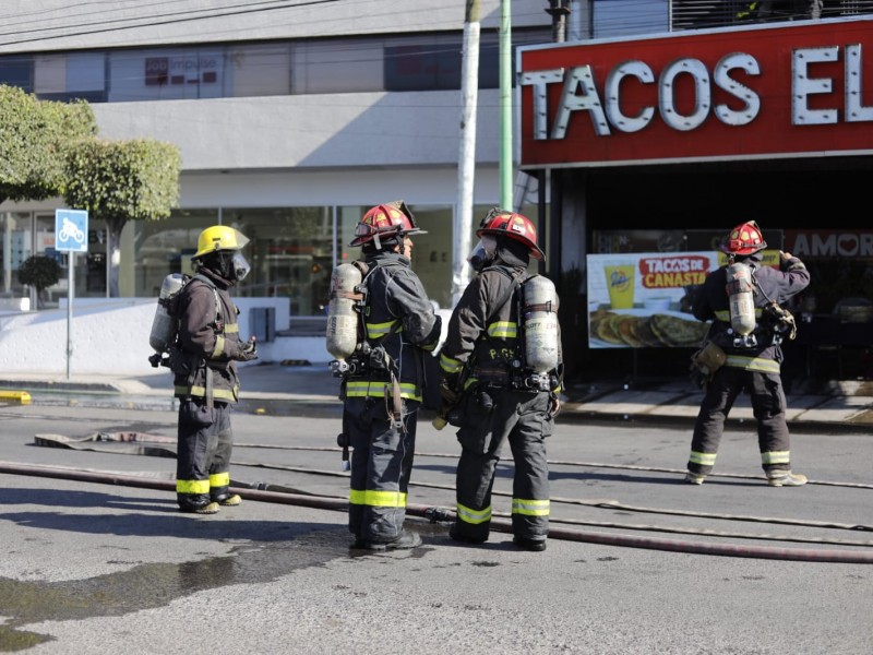 Sin lesionados durante incendio en taquería de la capital