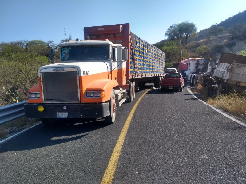 Sin lesionados en accidente de la carretera Tehuacán-Huajuapan