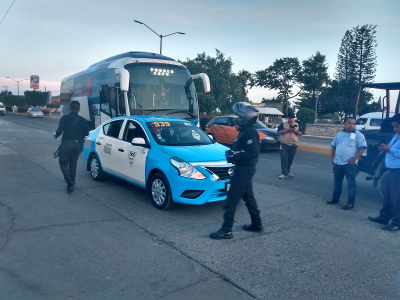 Sin lesionados en choque de autobús y taxi