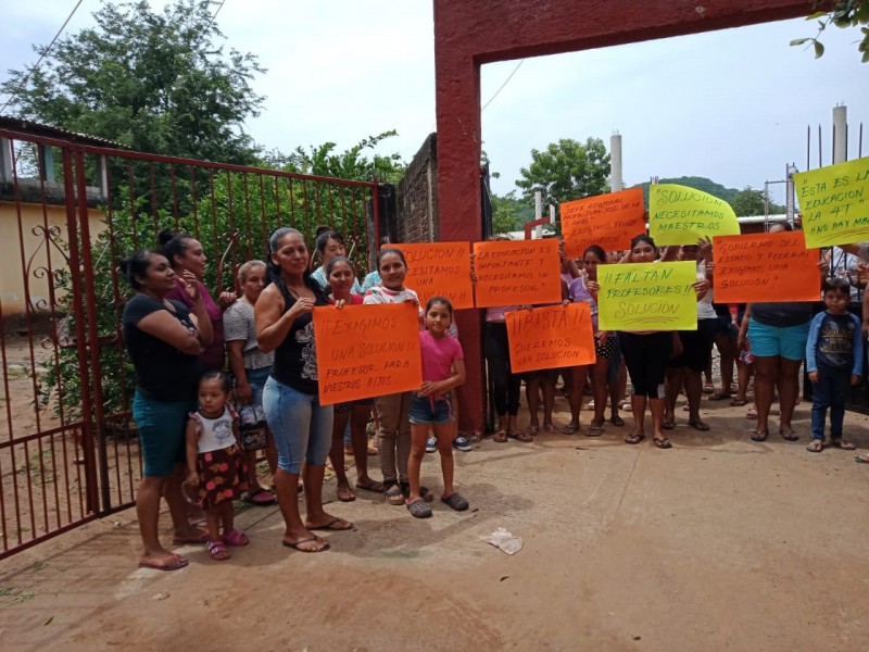 Sin maestro en primaria de Buena Vista, padres toman escuela