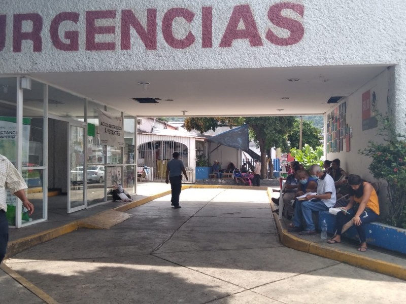 Sin medicinas y alimento, atienden a pacientes en el hospital