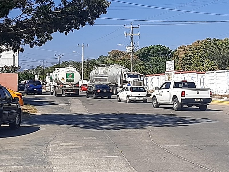 Sin medidas preventivas pipas ingresan a refinería por zonas habitacionales