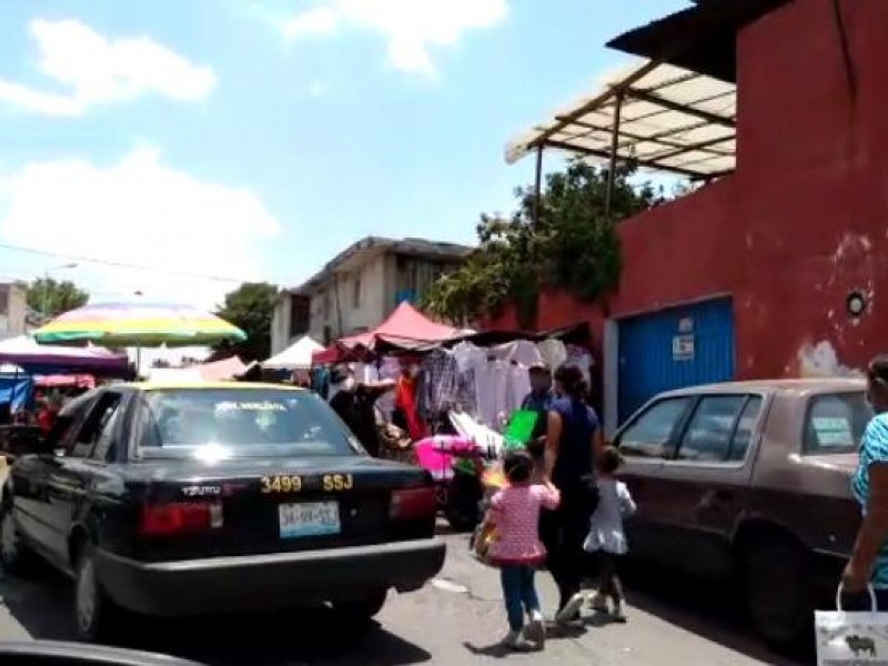 Sin medidas se instala tianguis en colonia Granjas San Isidro