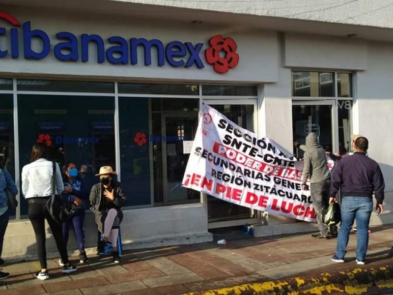 Sin pagos, maestros protestan en bancos de Zitácuaro