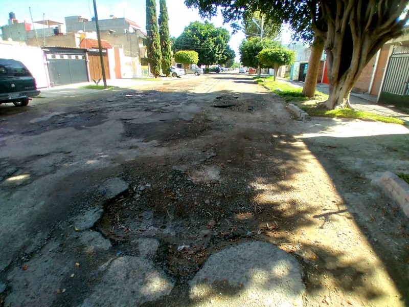 Sin pavimentación y baches pronunciados en temporada de lluvia