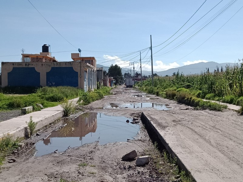 Sin pavimentar calles en la Constitución en Toluca
