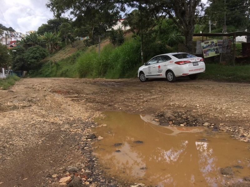 Sin pavimento y hundidas calles de Santa Rosa