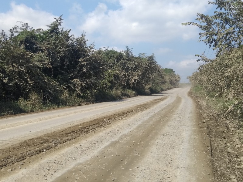 Sin poder concluir pavimentación carretera Los Kilómetros