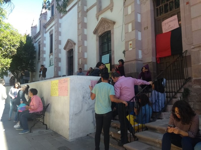 Sin quincena ni prestaciones en Escuela Refugio Reyes