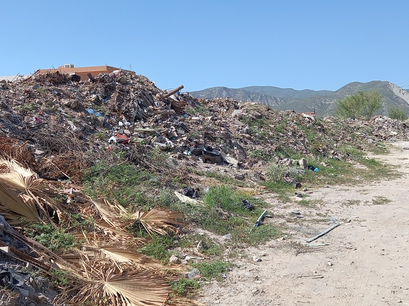 Sin regulación colonia se llena de pilas de basura