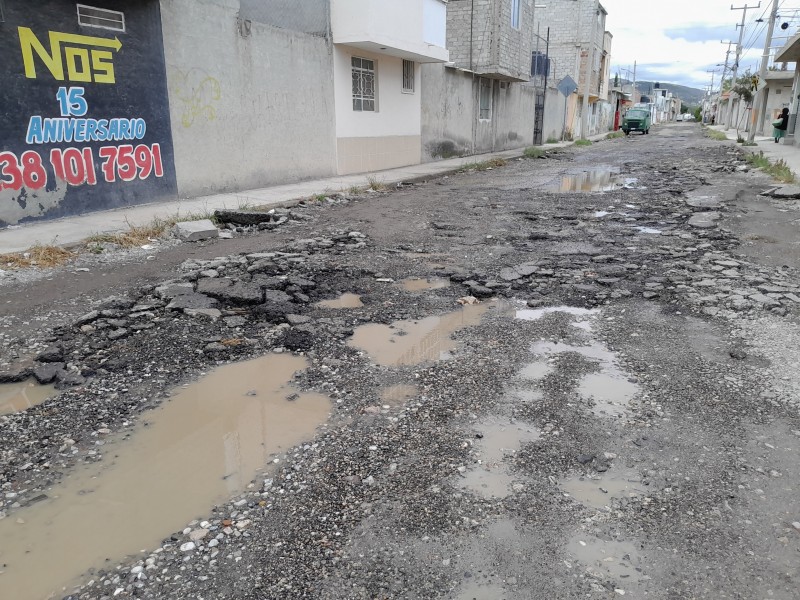 Sin rehabilitación 27 Poniente, mandan escombro de bacheo para compensar