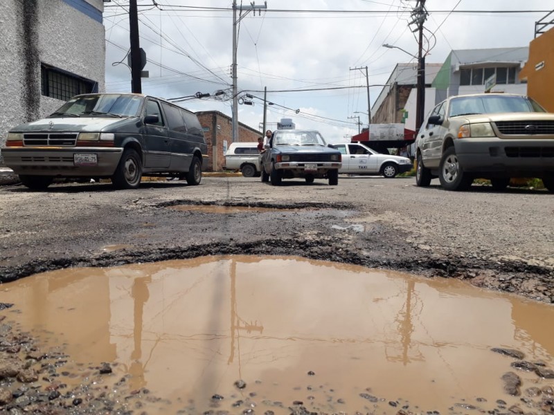 Sin reparar baches de hasta 2 metros; colonia San Juan