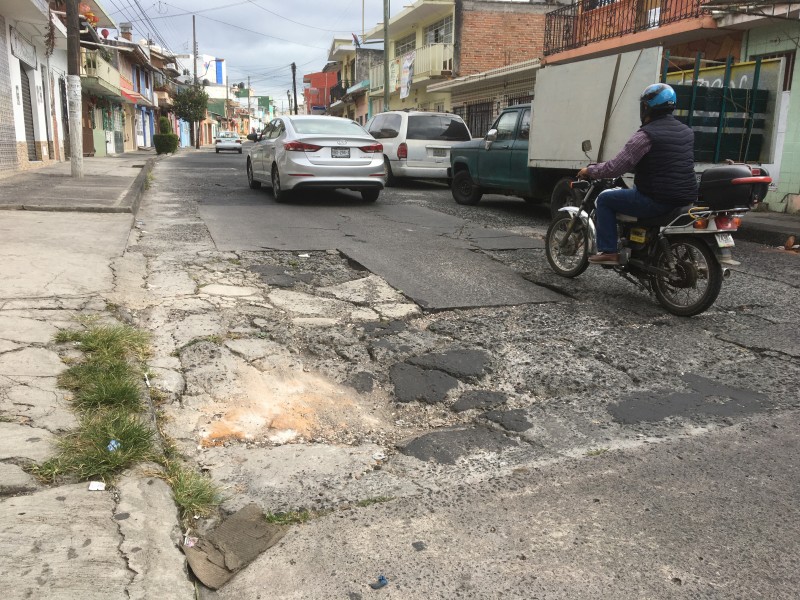 Sin reparar calle Independencia pese a baches