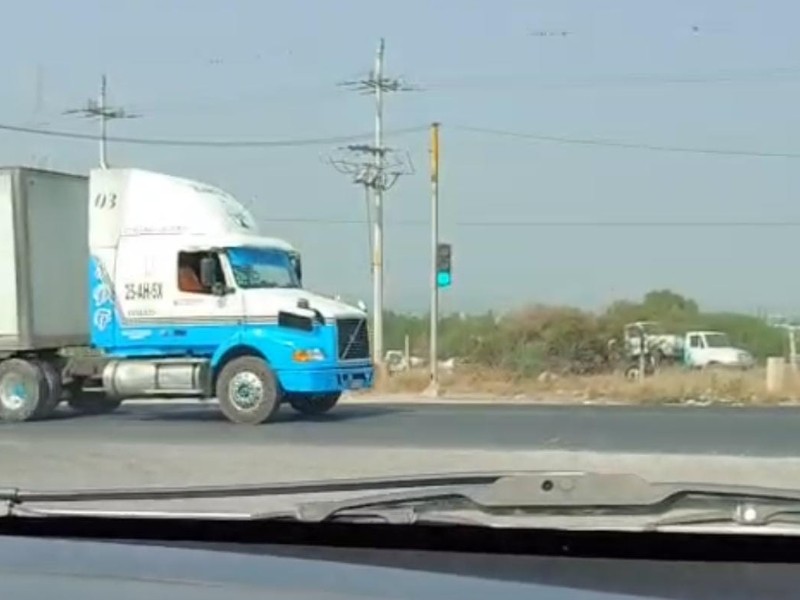 Sin respetar semáforo sobre carretera federal Tehuacán-Orizaba
