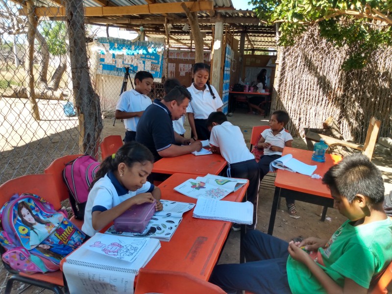 Sin salones ni servicios básicos, niños zapotecos toman clases