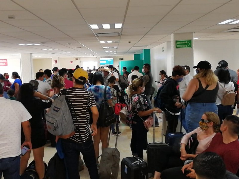 Sin sana distancia en aeropuerto internacional de Mazatlán