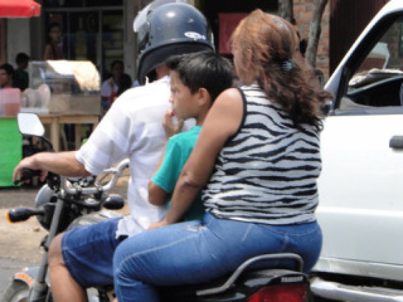 Sin seguridad vial no usan casco motociclistas en carretera estatal