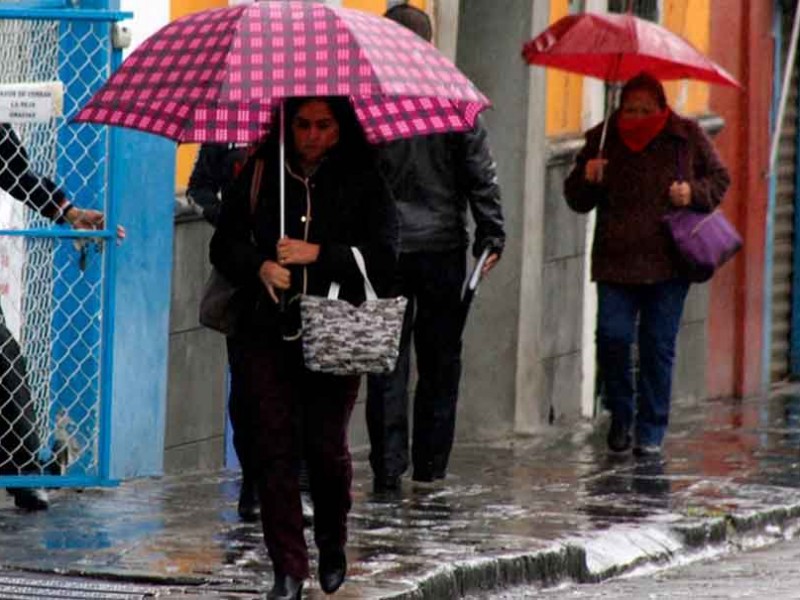 Sin soltar los paraguas, Conagua adelanta lluvias con descargas eléctricas