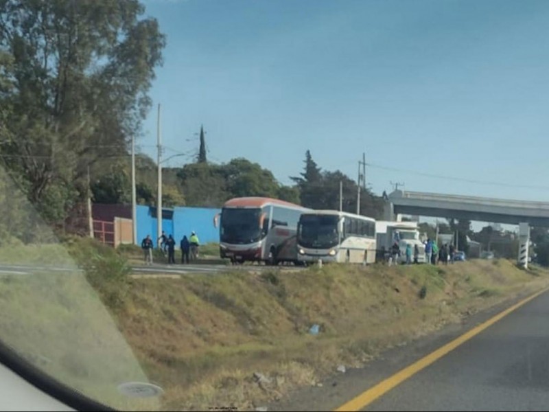 Sin solución dueños de autobuses retenidos por normalistas