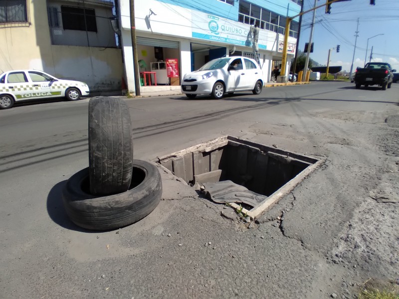 Sin tapa registro de luz en la Nueva Oxtotitlán