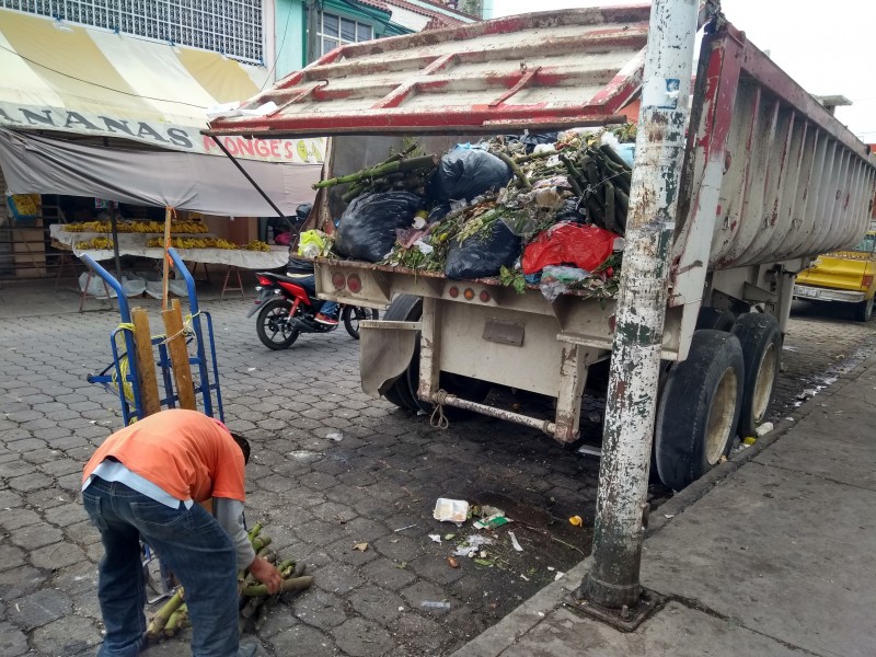 Sin usar contenedores gigantes de basura