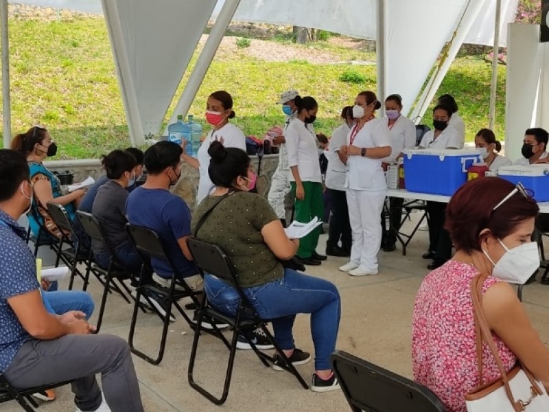 Sin vacunas maestros de escuelas sin validez oficial