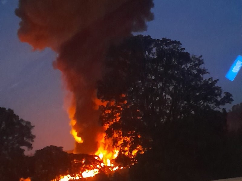 Sin víctimas, incendio de pipa en la México - Puebla