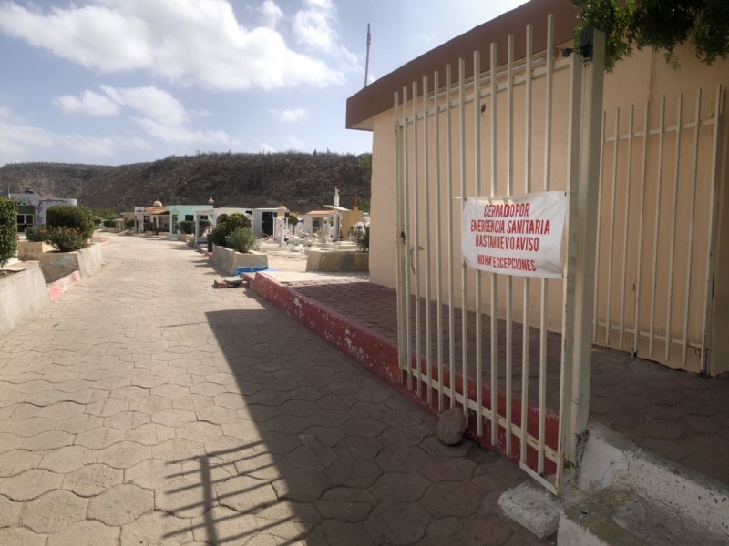 Sin vigilancia el panteón Jardines del recuerdo